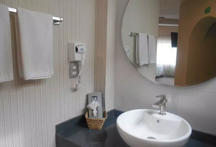 فندق Puente Real