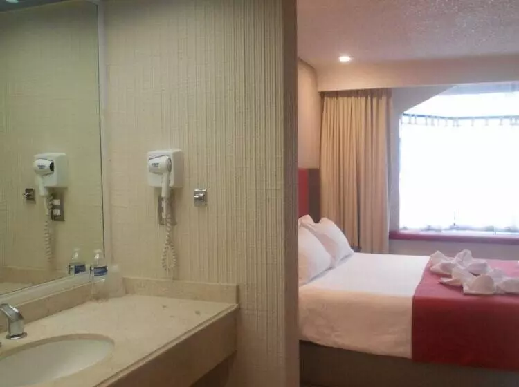 فندق Puente Real