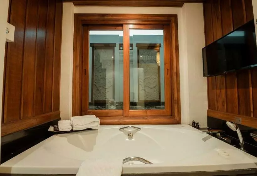 Отель Rati Lanna Riverside Spa Resort