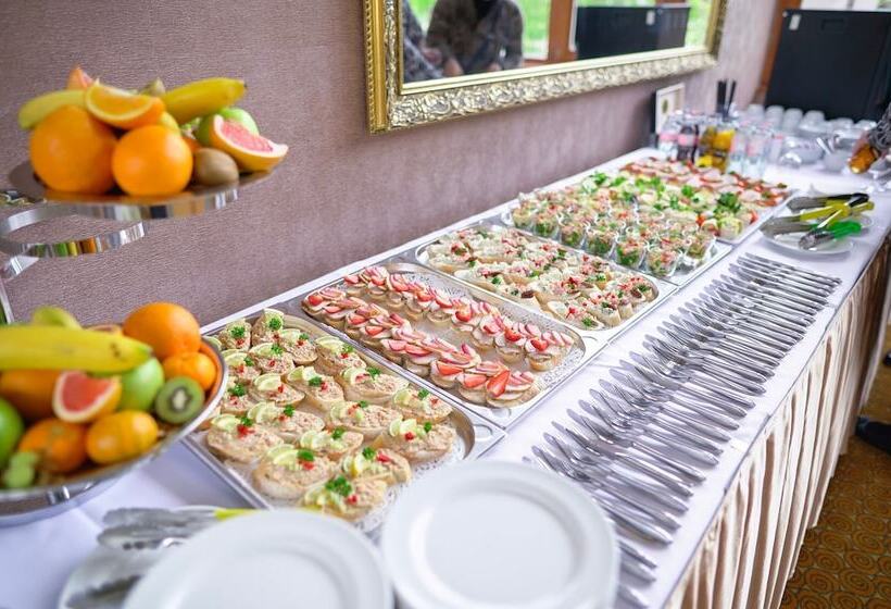 Отель Golden Lake Resort