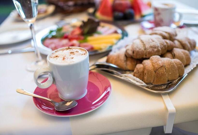 Отель Golden Lake Resort