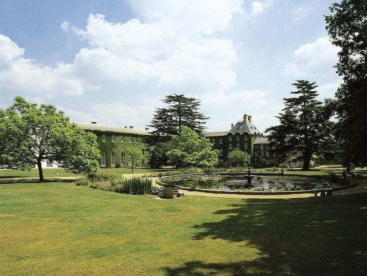ホテル De Vere Beaumont Estate