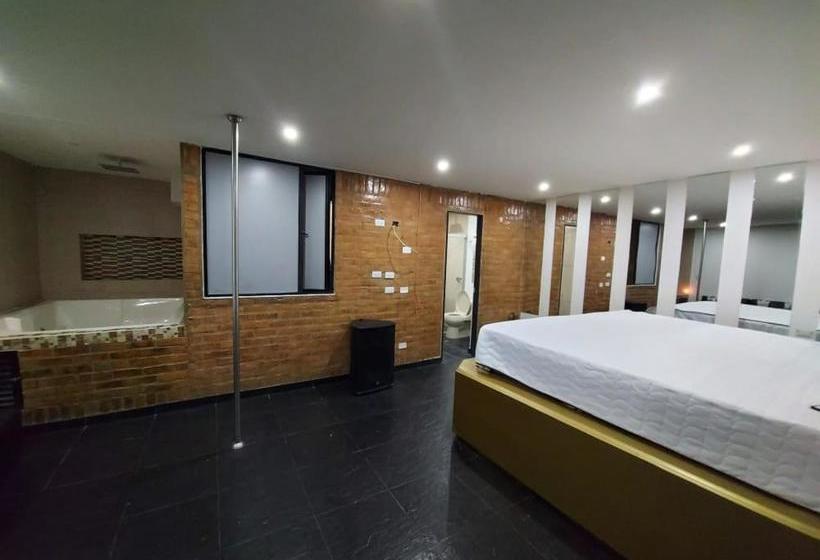 בית מלון כפרי La Logia  Gastrobar