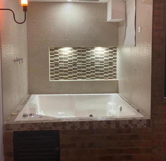 בית מלון כפרי La Logia  Gastrobar