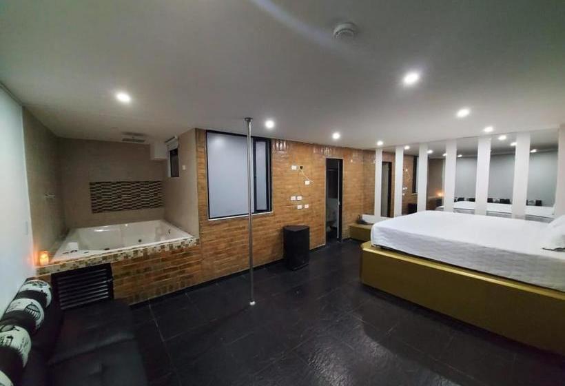 בית מלון כפרי La Logia  Gastrobar