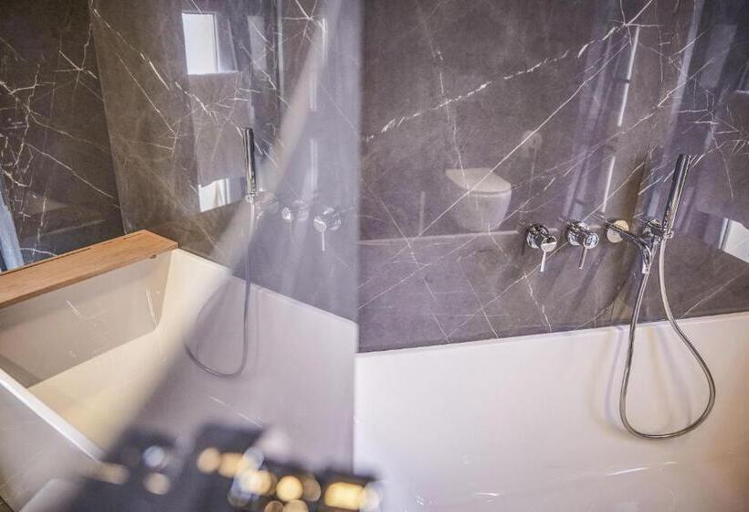 تختخواب و صبحانه Oniro Luxury Rooms & Wellness Suites