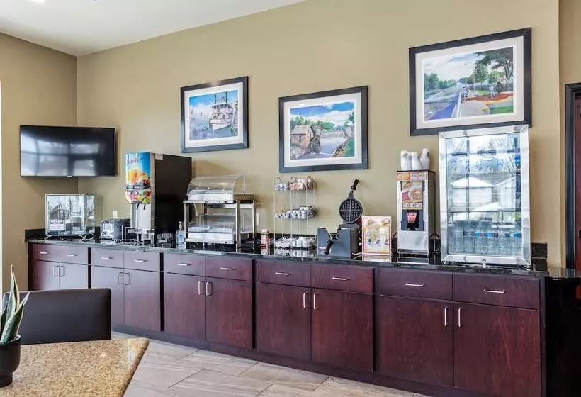 Cobblestone Hotel & Suites   Little Chute