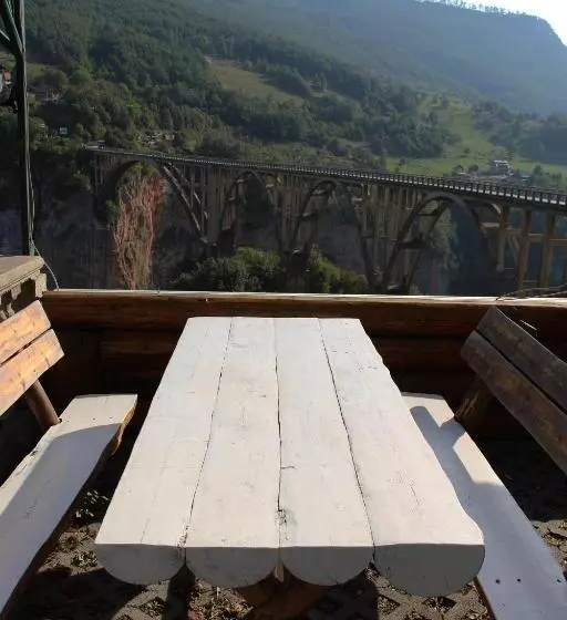 پانسیون Tara Bridge Castle