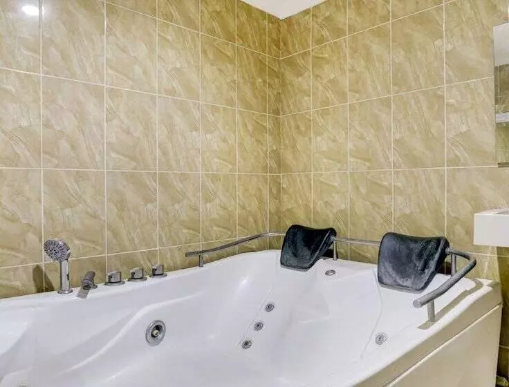 Hotelli Oyo 90131 Vin Stay Cokro