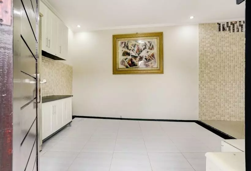 Hotelli Oyo 90131 Vin Stay Cokro