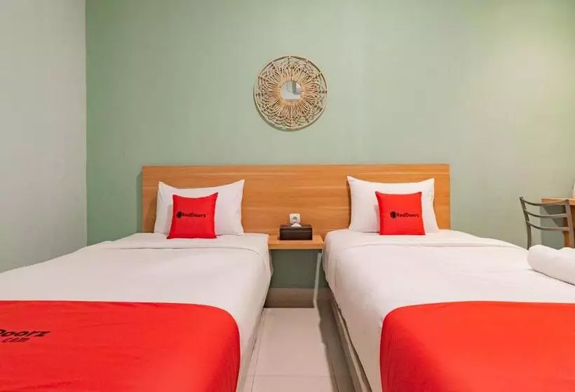 Hotelli Reddoorz Plus @ Bagusrangin Street