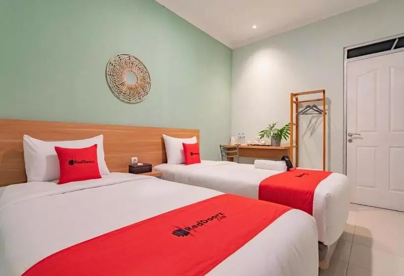 Hotelli Reddoorz Plus @ Bagusrangin Street