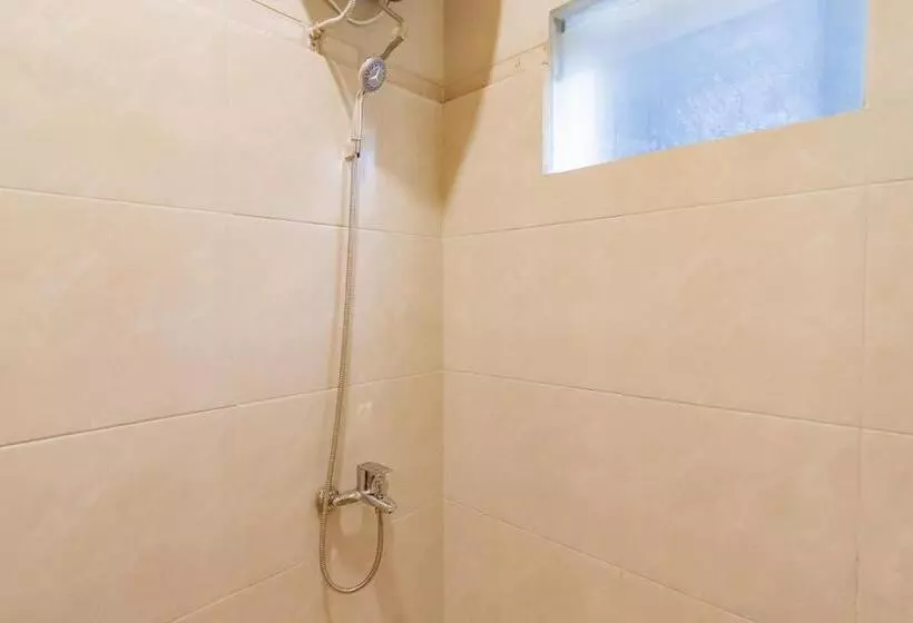 Hotelli Reddoorz Plus @ Bagusrangin Street