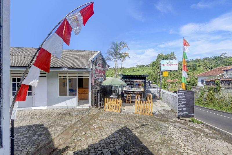 Spot On 90156 Hotel Ramayana