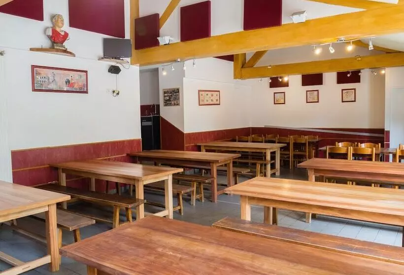 Auberge De Jeunesse Hi Nîmes