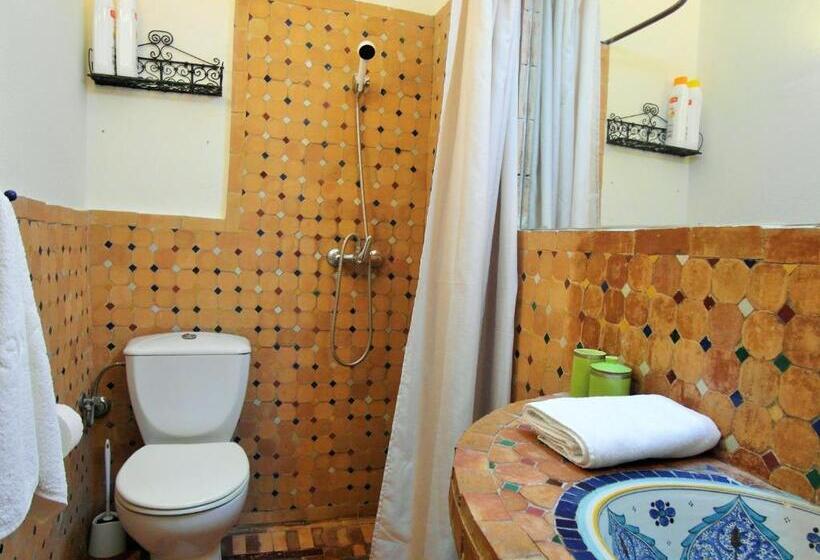 تختخواب و صبحانه Christina's House