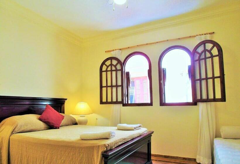 تختخواب و صبحانه Christina's House