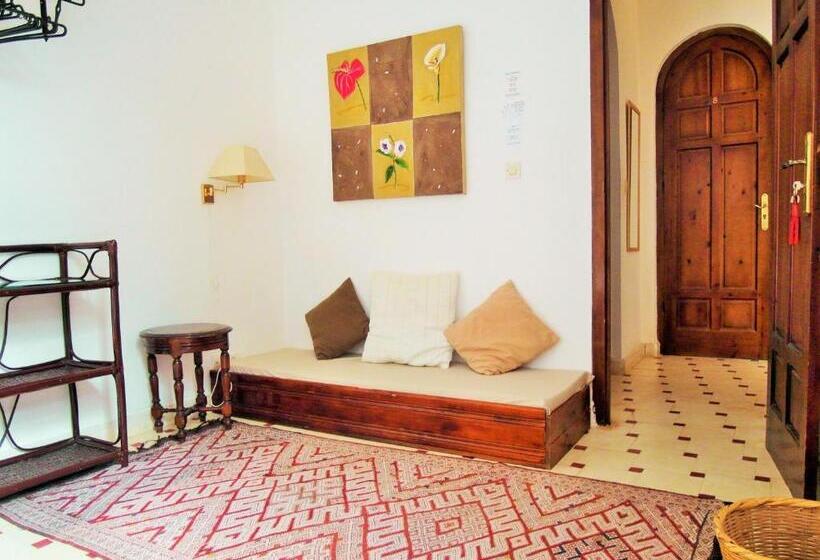 تختخواب و صبحانه Christina's House