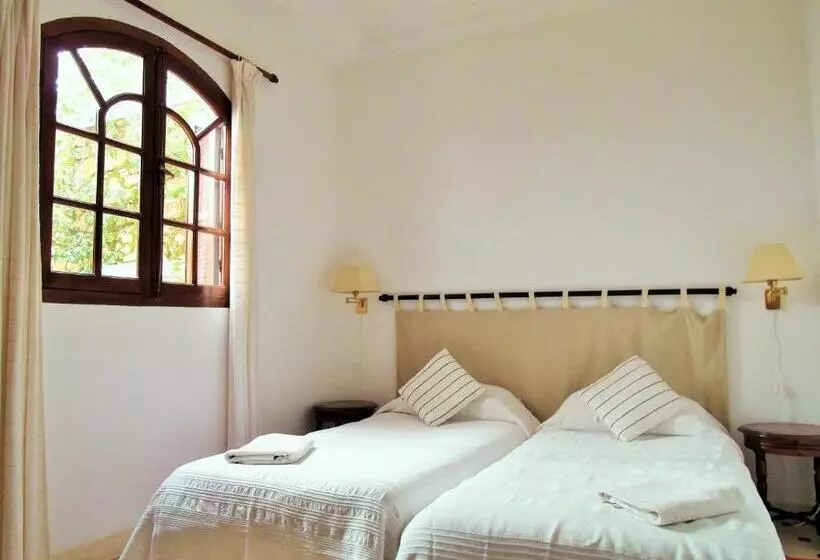 تختخواب و صبحانه Christina's House