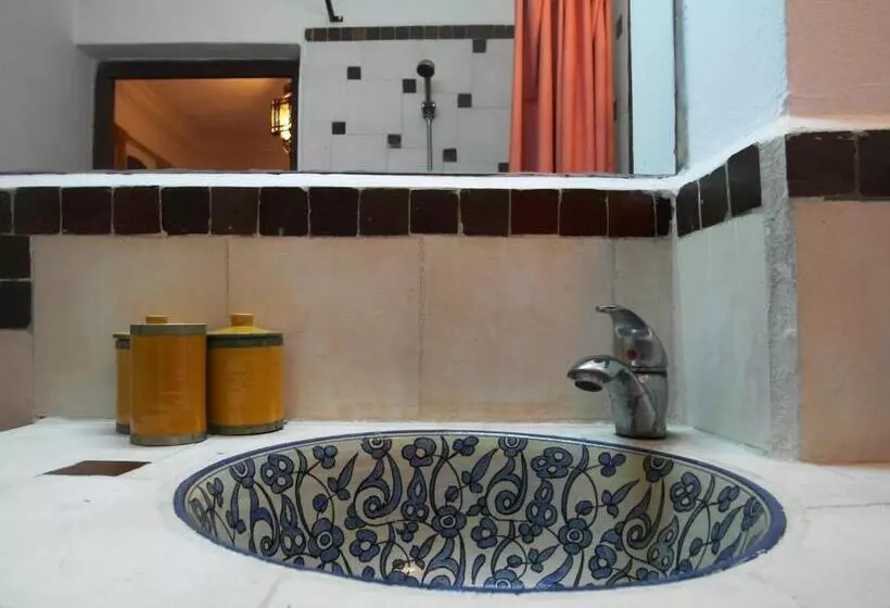 تختخواب و صبحانه Christina's House