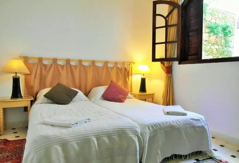 تختخواب و صبحانه Christina's House