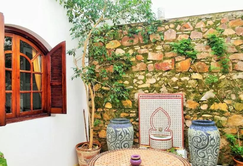 تختخواب و صبحانه Christina's House