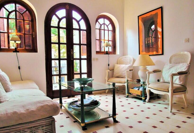 تختخواب و صبحانه Christina's House