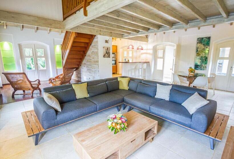 هتل Habitation Du Comté