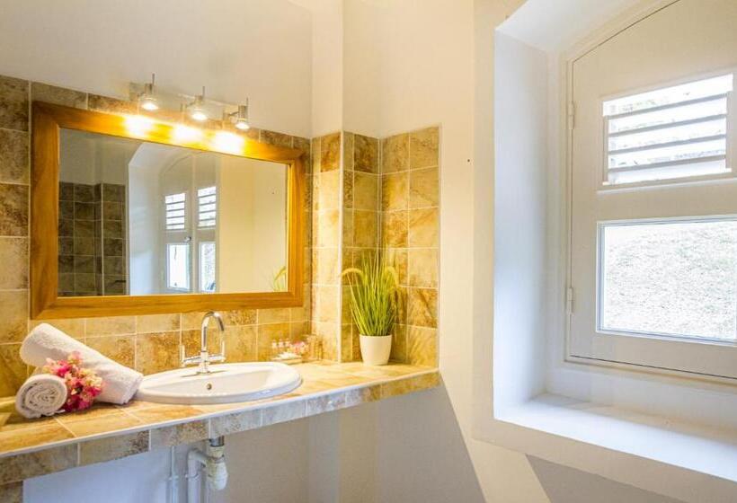 هتل Habitation Du Comté