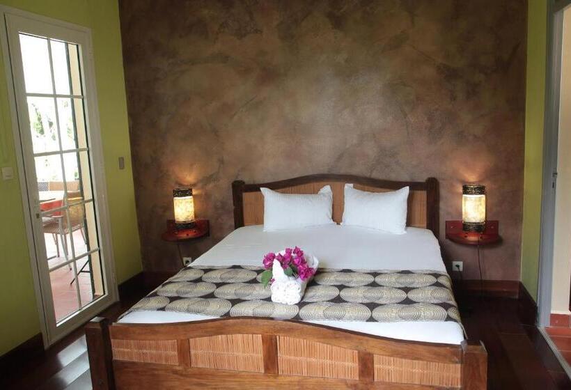 هتل Habitation Du Comté