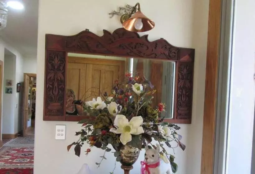 Hotelli Redwood Valley B & B