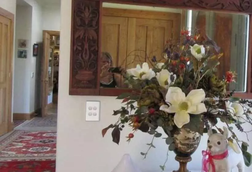 Hotelli Redwood Valley B & B