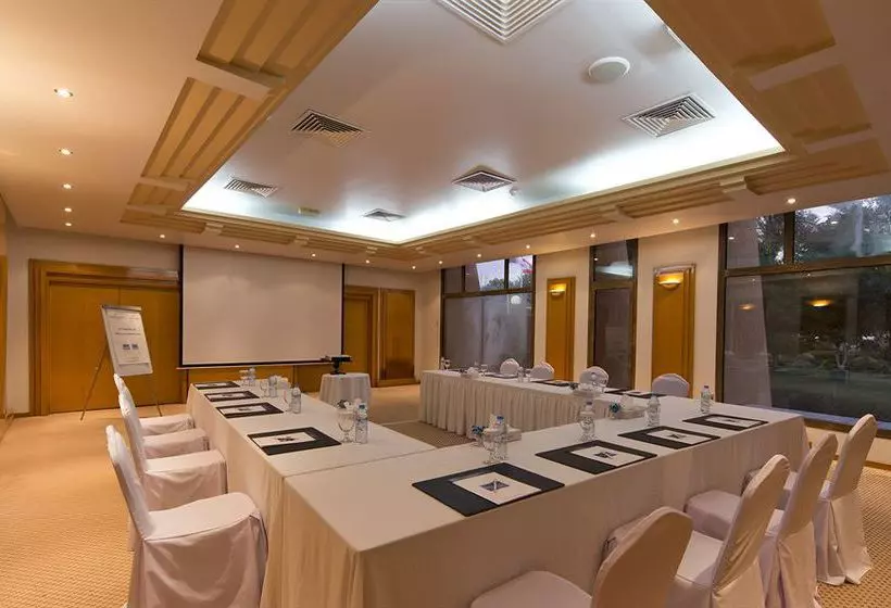 هتل Golden Tulip Al Jazira