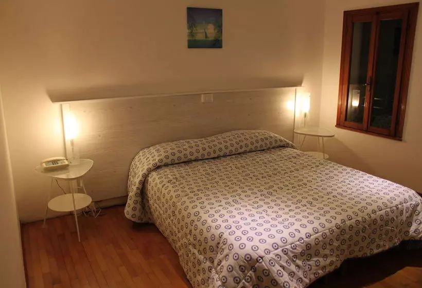 فندق Le Colombelle