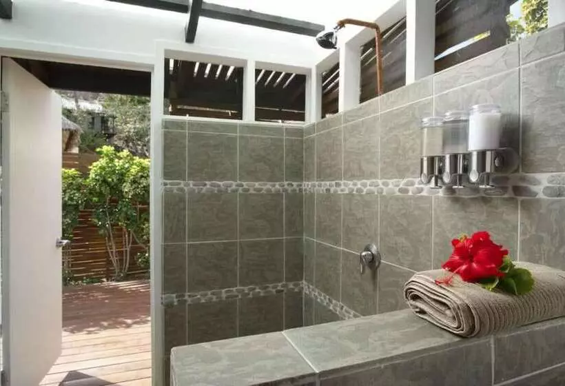 فندق Nanuya Island Resort