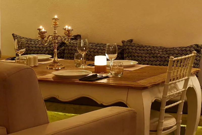 Отель Suites Of The Gods Cave Spa