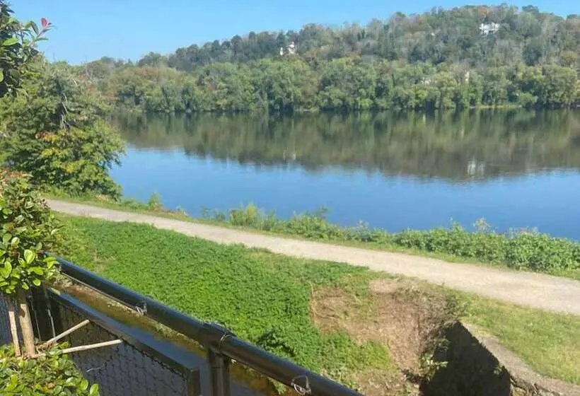 Hotelli River House At Odette S