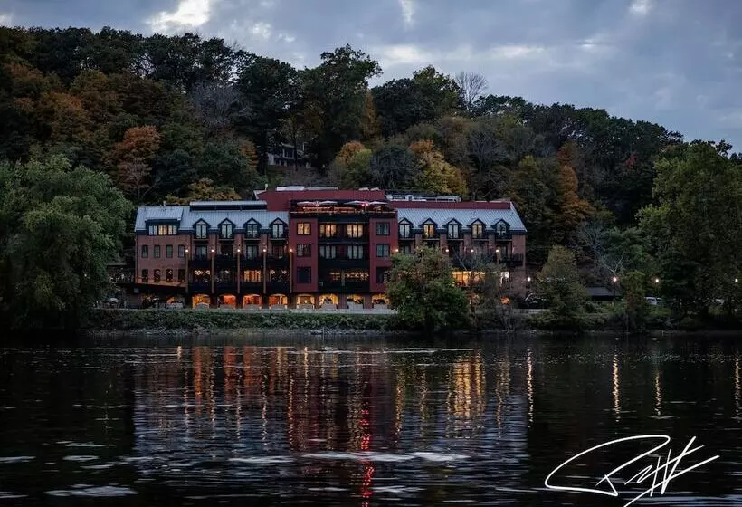 Hotelli River House At Odette S