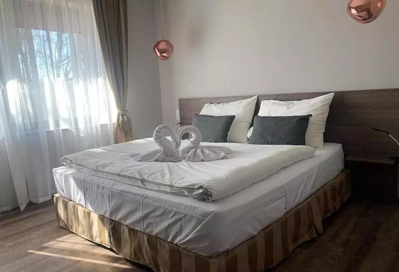 ベッドアンドブレックファースト Waterfront Lodge