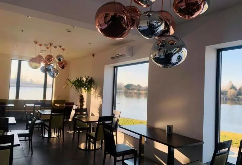 ベッドアンドブレックファースト Waterfront Lodge