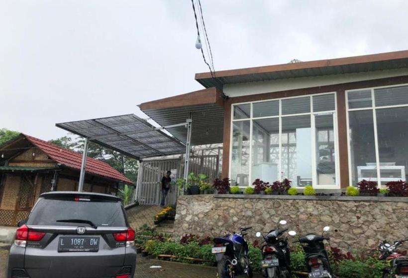 Hotel Oyo 90225 Rumah Bamboo
