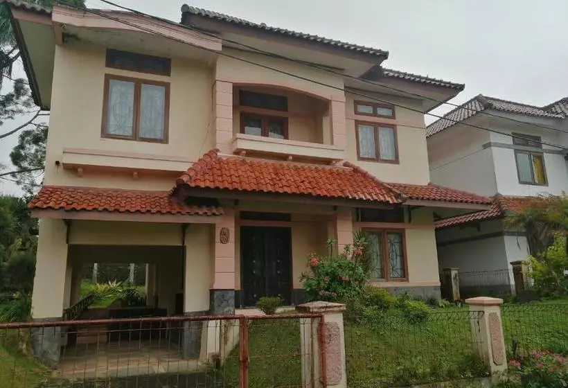 Hotelli Oyo 90255 Villa Cipendawa Md28 Cianjur