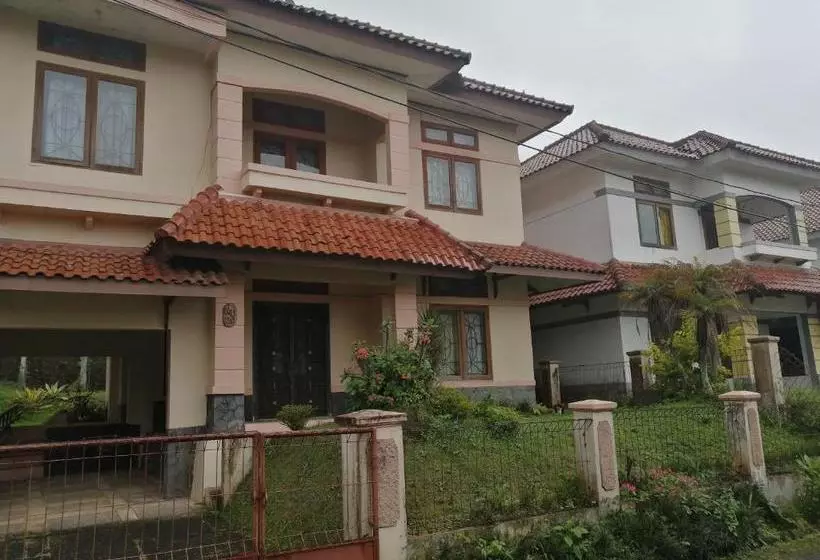Hotelli Oyo 90255 Villa Cipendawa Md28 Cianjur