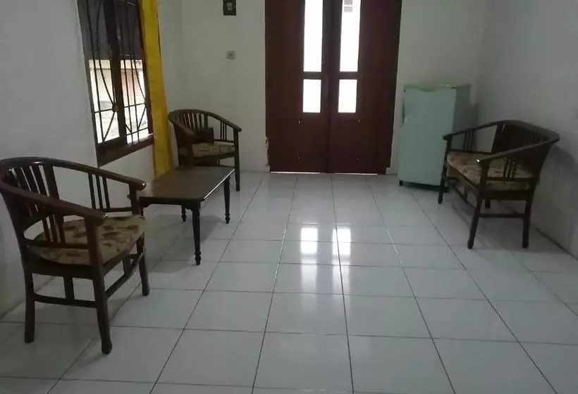 Hotelli Oyo 90255 Villa Cipendawa Md28 Cianjur