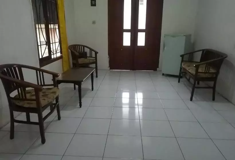 Hotelli Oyo 90255 Villa Cipendawa Md28 Cianjur