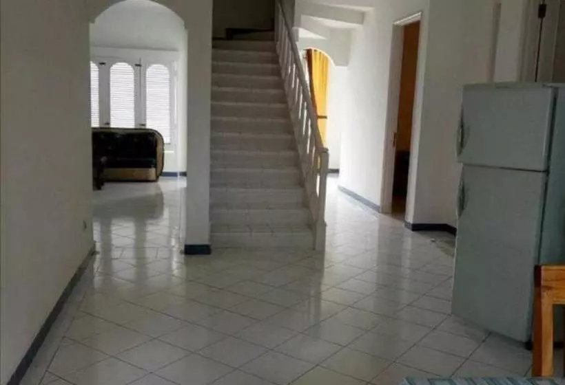 Hotelli Oyo 90255 Villa Cipendawa Md28 Cianjur