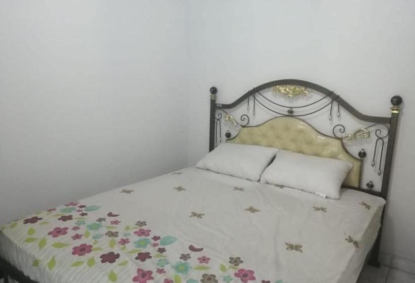 בית מלון כפרי Oyo 90255 Villa Cipendawa Md28 Cianjur