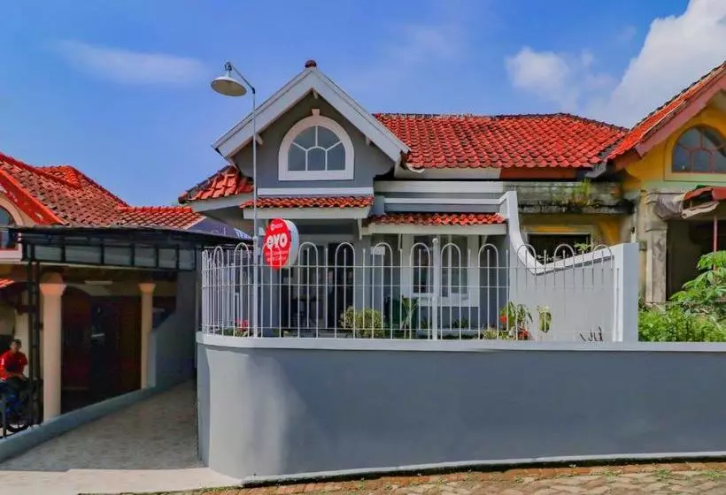 Hotelli Oyo 90255 Villa Cipendawa Md28 Cianjur