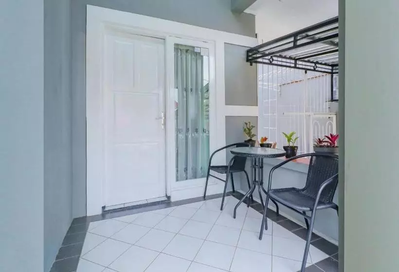 Hotelli Oyo 90255 Villa Cipendawa Md28 Cianjur