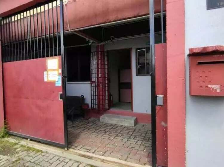 هتل Spot On 90179 Moza Inn